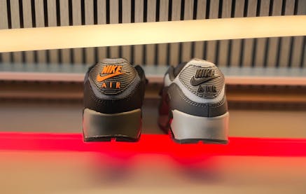 2 Nike voorziet de Air Max 90 Grey Scale en Black Orange van de Jewel Swoosh