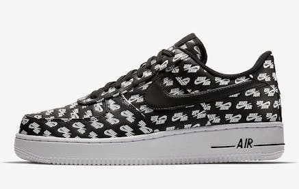 Branding to the max op deze Nike Air Force 1 Low