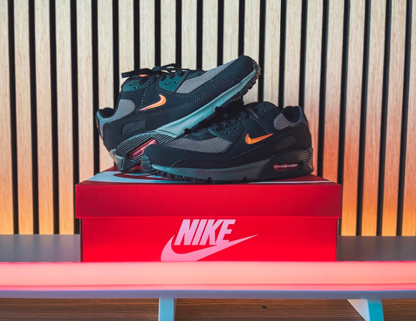 3 Nike voorziet de Air Max 90 Grey Scale en Black Orange van de Jewel Swoosh