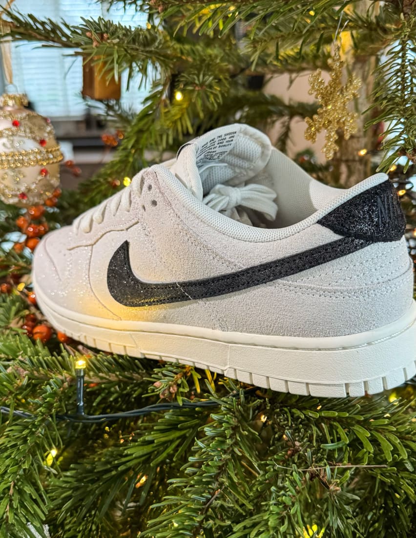 3 de ideale kerstsneaker nike dunk low se white glittery suede hq3502 100