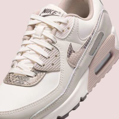 3 nike air max 90 wmns light pink snakeskin hv4915 100 achterkant