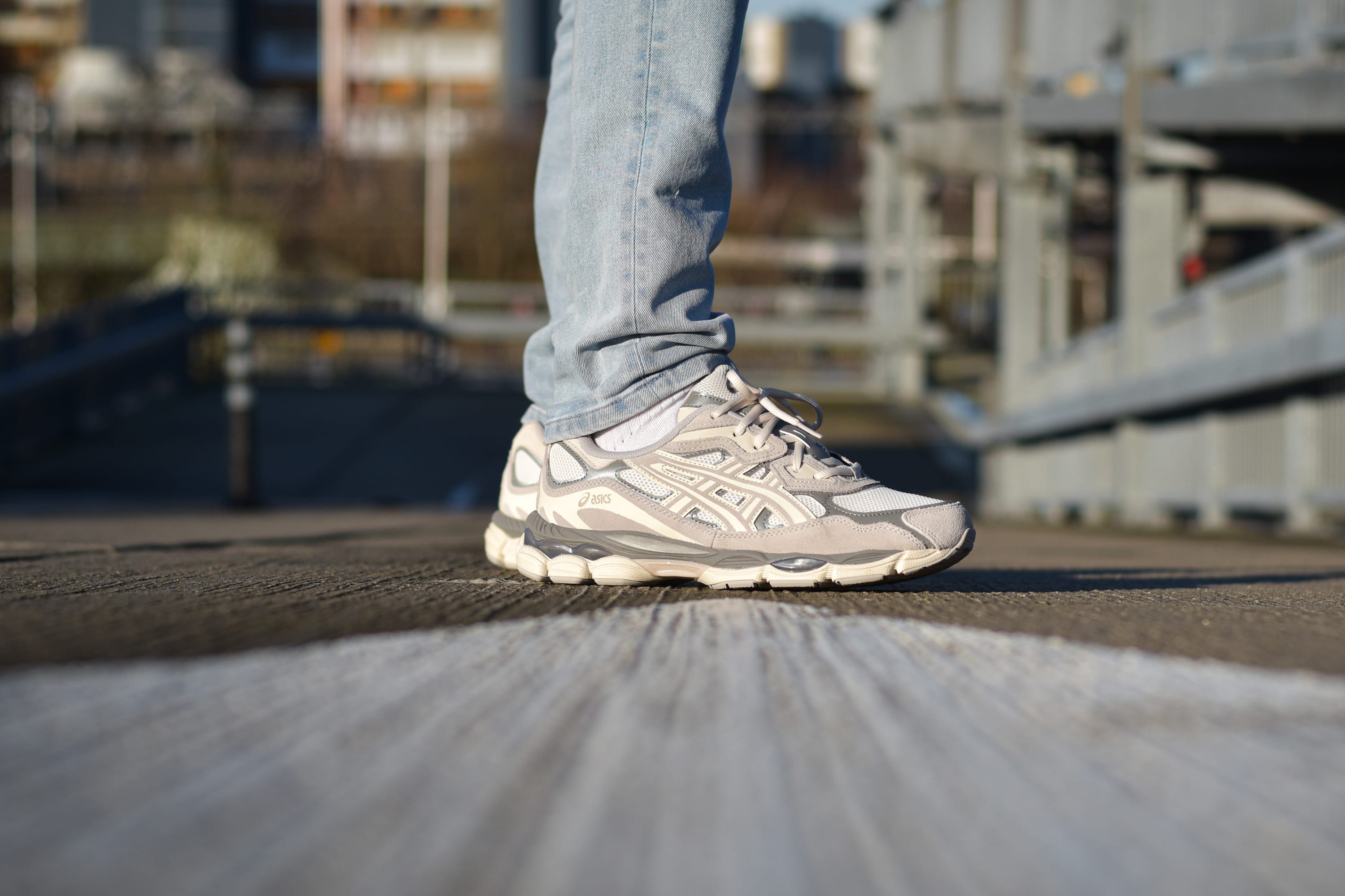 靴 ASICS GEL-NYC CREAM/OYSTER GREY ASICS bewijst opnieuw waarom de GEL-NYC “Cream Oyster… | Sneaker Squad