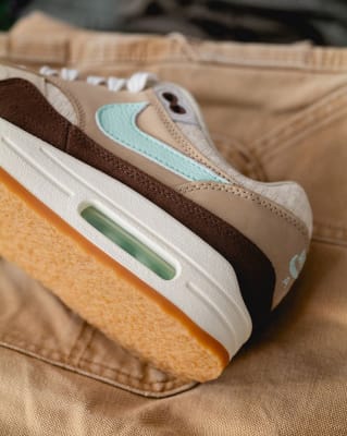 De Nike Air Max 1 Crepe "Hemp" zool