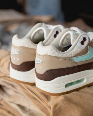 De Nike Air Max 1 Crepe "Hemp" ACHTERKANT