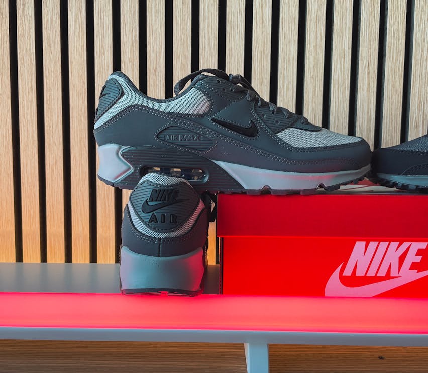 4 Nike voorziet de Air Max 90 Grey Scale en Black Orange van de Jewel Swoosh