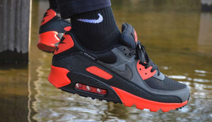 De Nike Air Max 90 "Kiss My Airs" dropt morgen als onderdeel van het Kiss My Airs pack