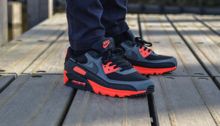 De Nike Air Max 90 "Kiss My Airs" dropt morgen als onderdeel van het Kiss My Airs pack