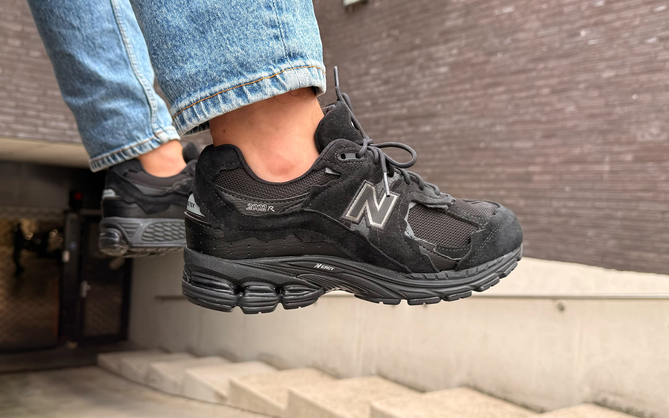 Deze bijna volledig zwarte New Balance 2002DX… | Sneaker Squad