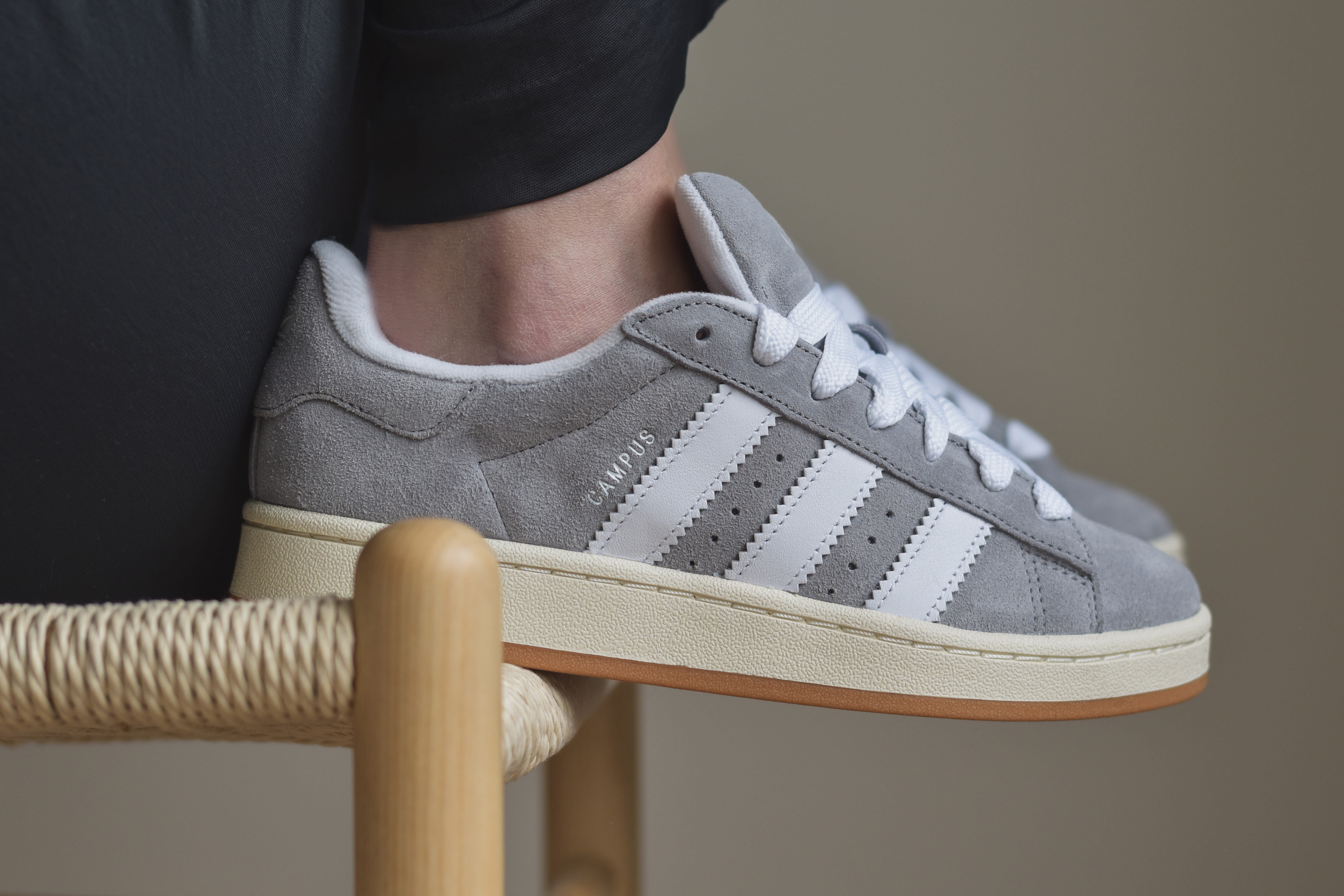 De Adidas Campus 00s is nu verkrijgbaar in een "Grey | Sneaker Squad De Adidas Campus 00s is nu verkrijgbaar in een "Grey | Sneaker Squad