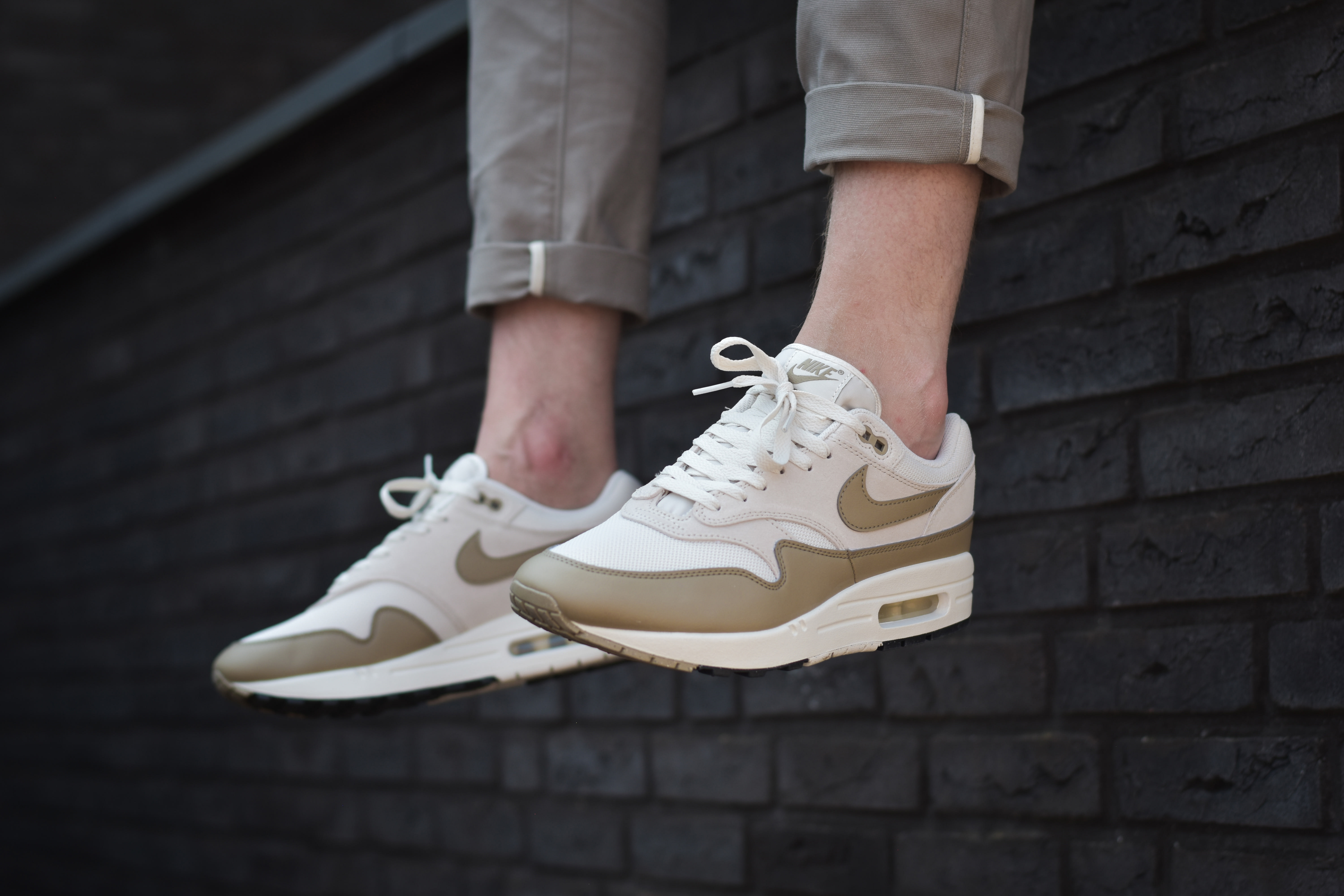 Nike dropt met de Air Max 1 Essential Phantom Khaki Sneaker Squad