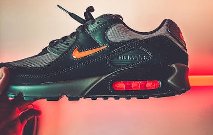 7 Nike voorziet de Air Max 90 Grey Scale en Black Orange van de Jewel Swoosh