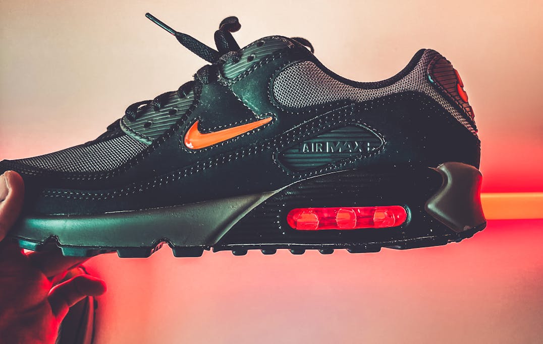 7 Nike voorziet de Air Max 90 Grey Scale en Black Orange van de Jewel Swoosh