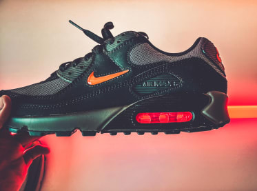 7 Nike voorziet de Air Max 90 Grey Scale en Black Orange van de Jewel Swoosh