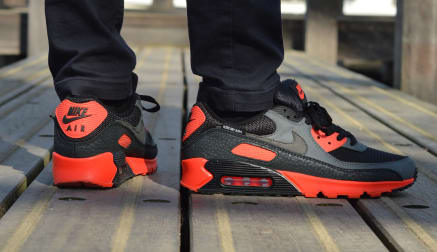 De Nike Air Max 90 "Kiss My Airs" dropt morgen als onderdeel van het Kiss My Airs pack