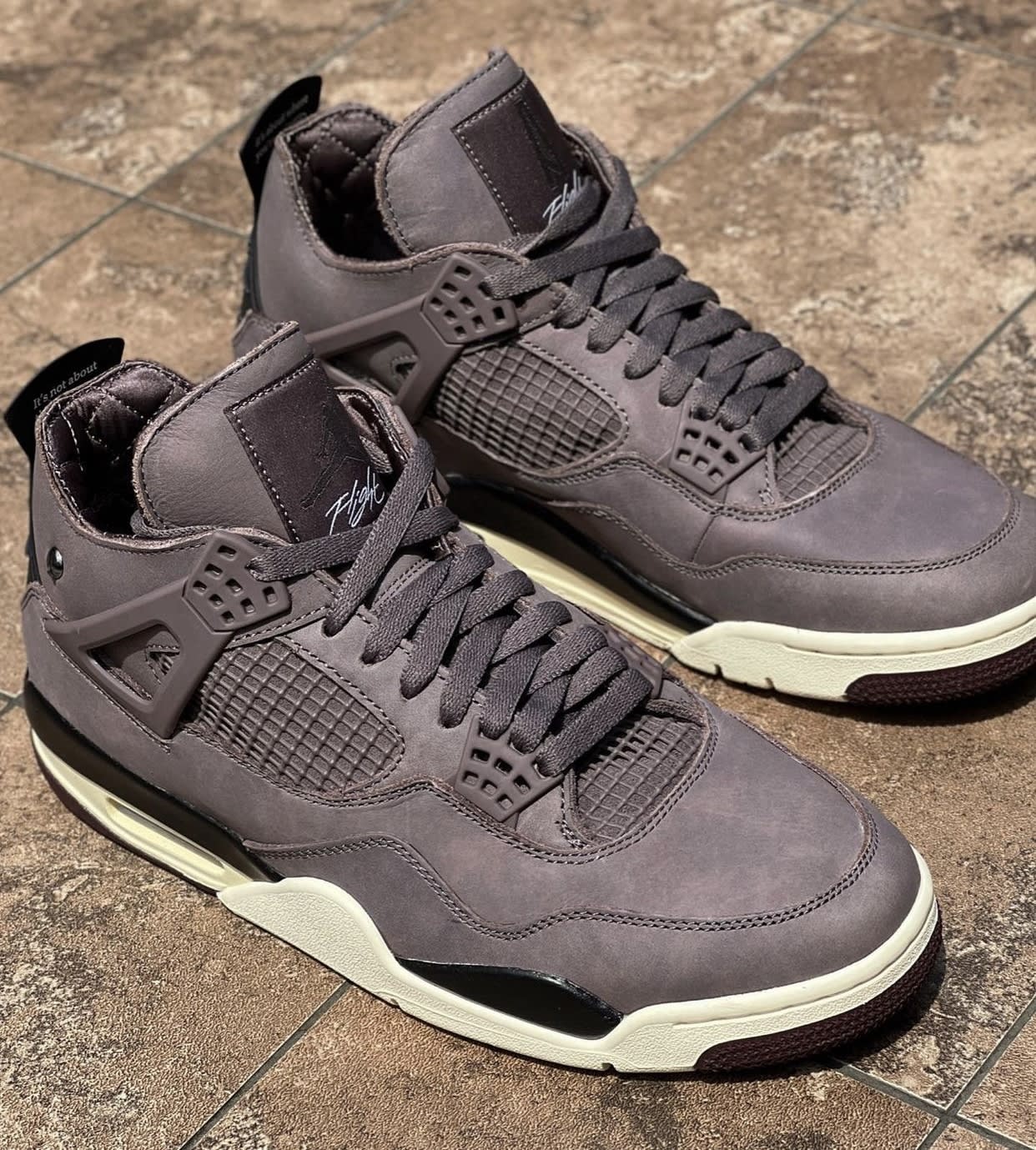 A Ma Maniére x Air Jordan 4 Violet Ore Foto 5