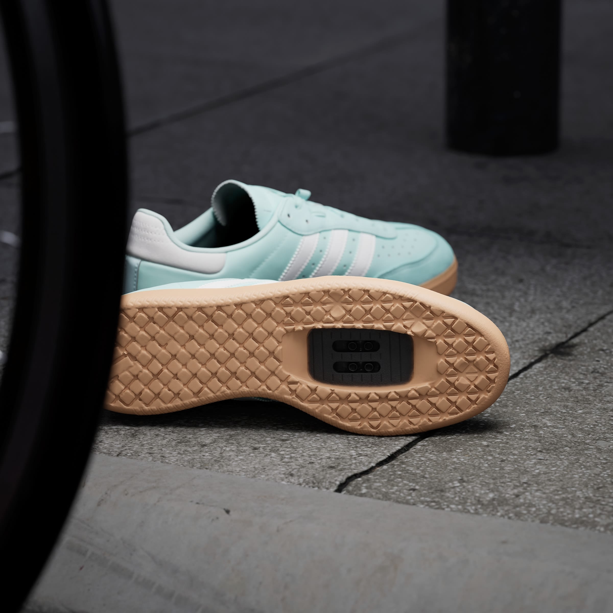 Scoor nu deze nieuwe Adidas Velosamba sneaker in een… | Sneaker Squad