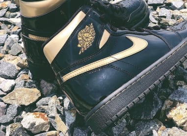 Nieuwe foto's duiken op van de Air Jordan 1 High OG Black Metallic Gold