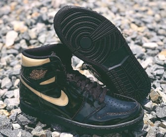 Nieuwe foto's duiken op van de Air Jordan 1 High OG Black Metallic Gold