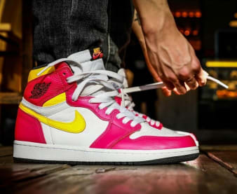 Air Jordan 1 High OG Light Fusion Red Foto 2