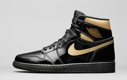 Watertanden van de officiële foto's van de Air Jordan 1 Retro High OG “Black/Gold” Patent Leather