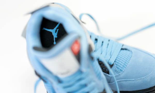 Air Jordan 4 University Blue Foto 1