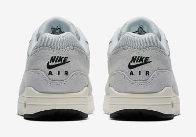 De Mini-Swoosh Maakt Zijn Comeback Op De Air Max 1