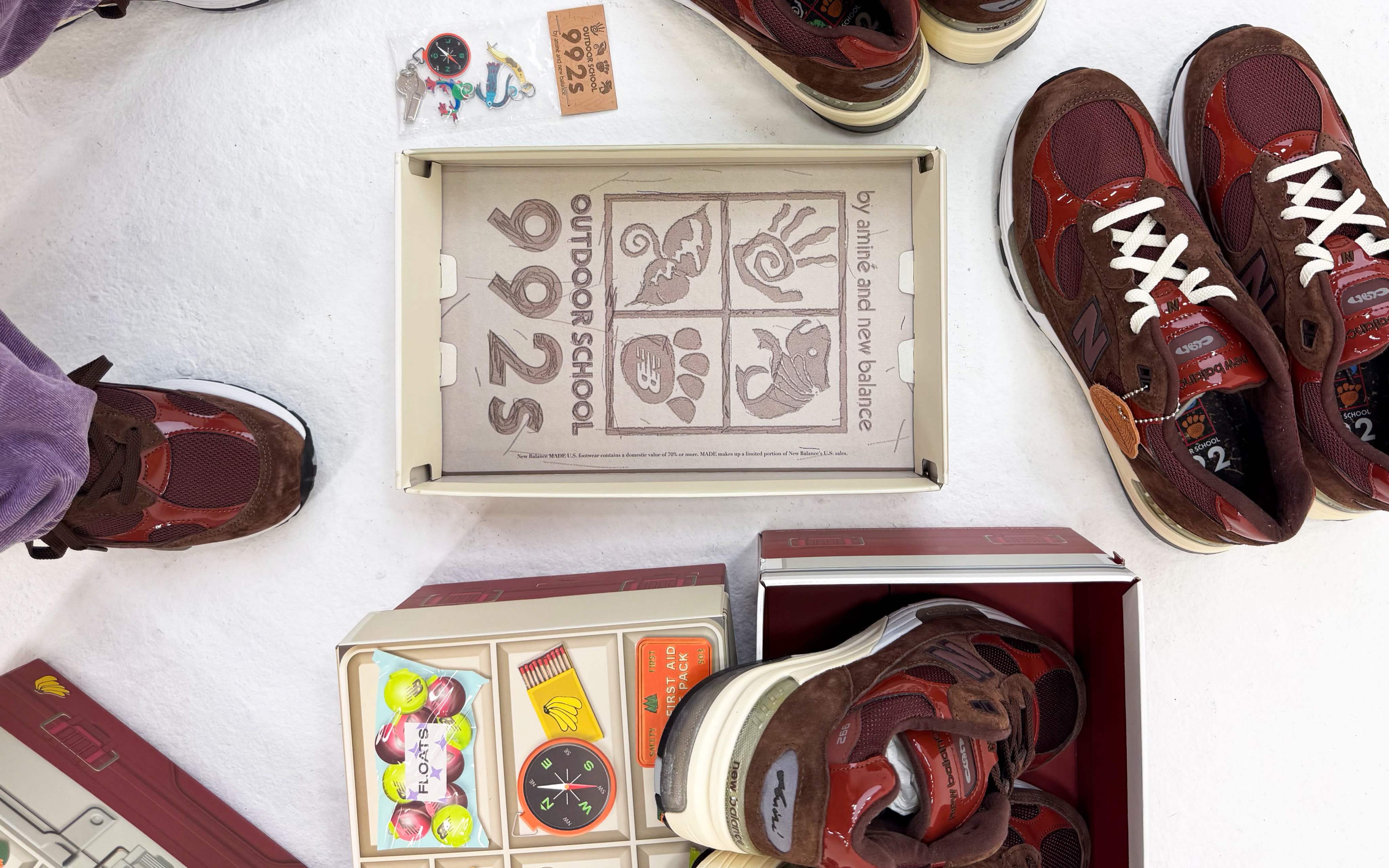 Amine stuurt de New Balance 992 Made in USA op schoolkamp met de Outdoor School