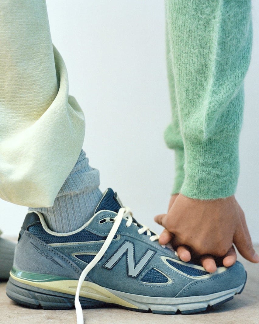 Auralee x New Balance 990v4 Made in USA London Fog en Trooper sneakers foto 14