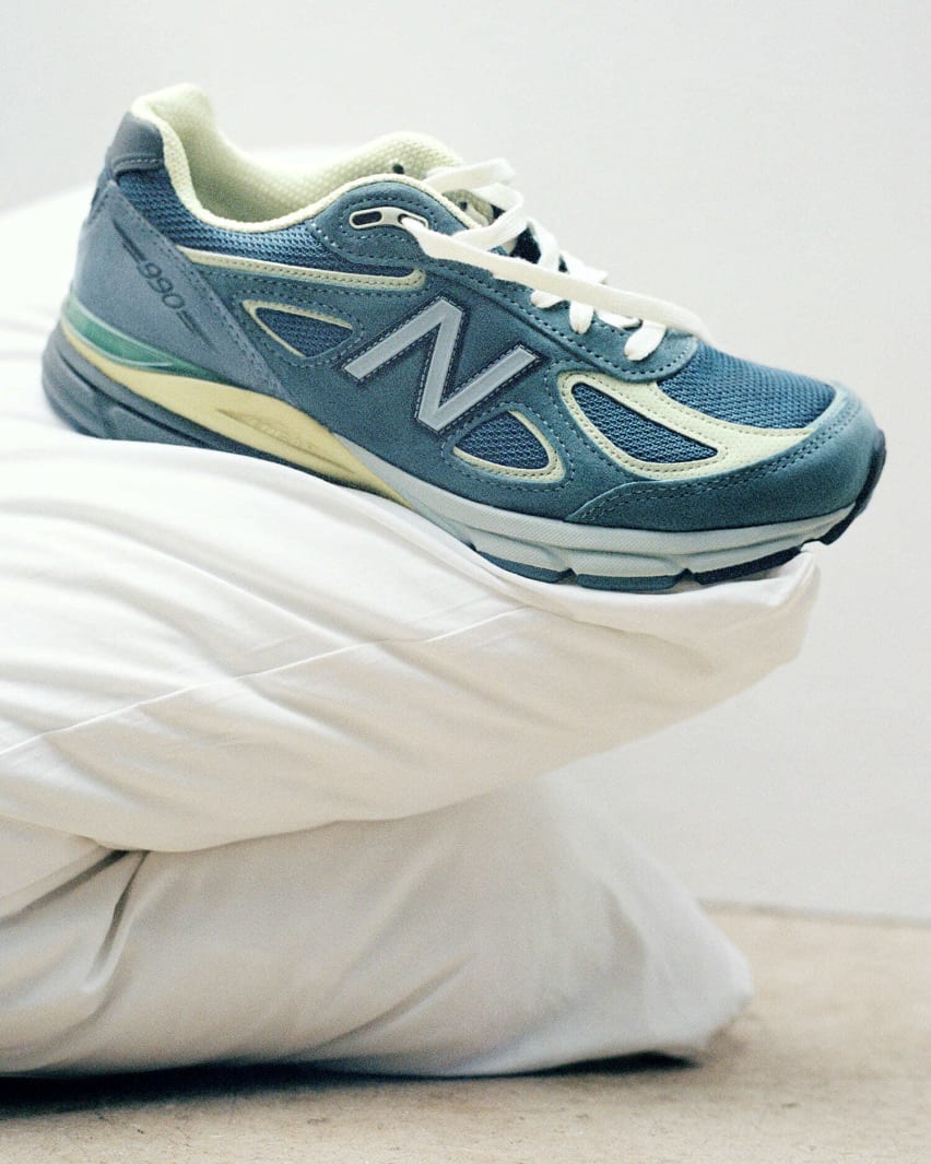 Auralee x New Balance 990v4 Made in USA London Fog en Trooper sneakers foto 2