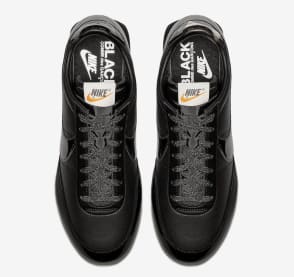 De COMME des GARÇONS Black x Nike Night Track Komt Eraan