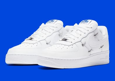 Nike voegt metallic mini swooshes toe aan de Nike Air Force 1 LX