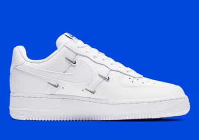 Nike voegt metallic mini swooshes toe aan de Nike Air Force 1 LX