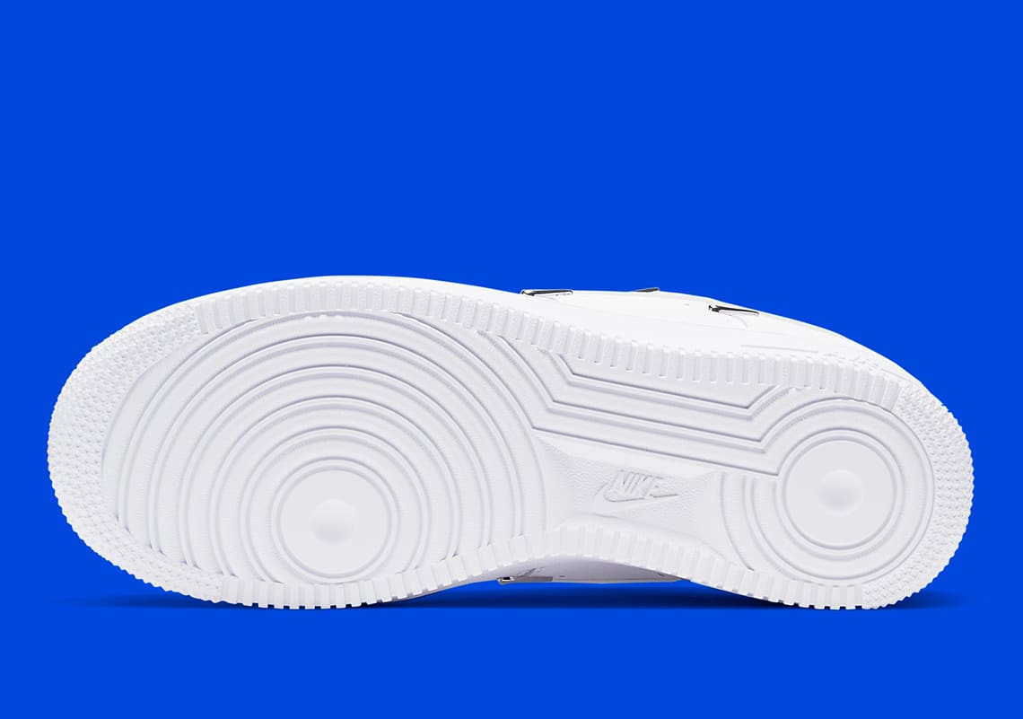 Nike voegt metallic mini swooshes toe aan de Nike Air Force 1 LX