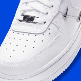 Nike voegt metallic mini swooshes toe aan de Nike Air Force 1 LX