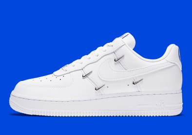 Nike voegt metallic mini swooshes toe aan de Nike Air Force 1 LX