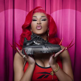 Cardi B brengt samen met Reebok haar eerste sneaker collectie uit