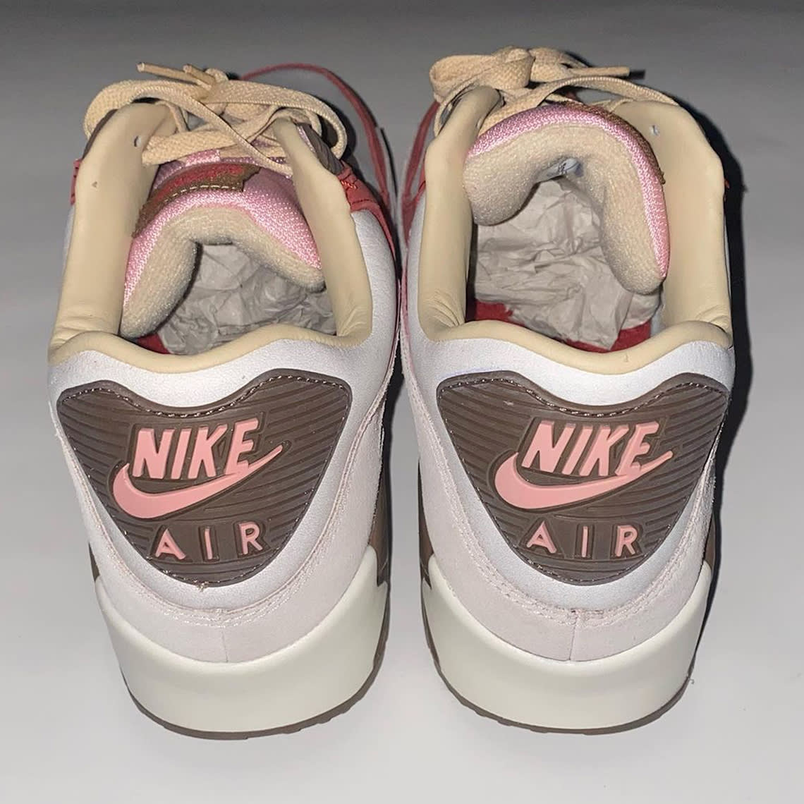 Eindelijk betere foto's van de in Maart droppende DQM x Nike Air Max 90 Bacon