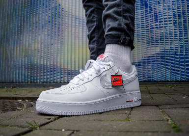 De Nike Air Force 1 Low 'Topography' met mini swoosh-jes in een topografisch patroon