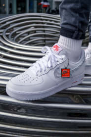 De Nike Air Force 1 Low 'Topography' met mini swoosh-jes in een topografisch patroon