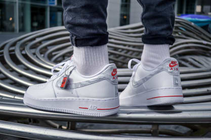 De Nike Air Force 1 Low 'Topography' met mini swoosh-jes in een topografisch patroon