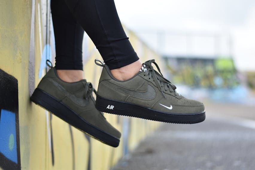 De Nike Air Force 1 '07 LV8 "Olive Suede"