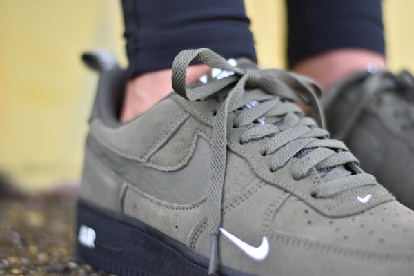De Nike Air Force 1 '07 LV8 "Olive Suede"