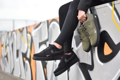 De Nike Air Force 1 '07 LV8 "Black Light Crimson" en "Olive Suede"