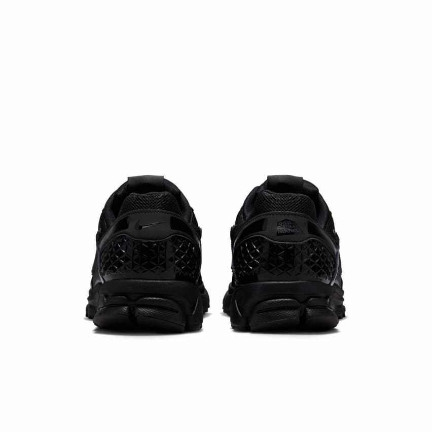 Dover Street Market x Nike Zoom Vomero 5 Triple Black Foto 7