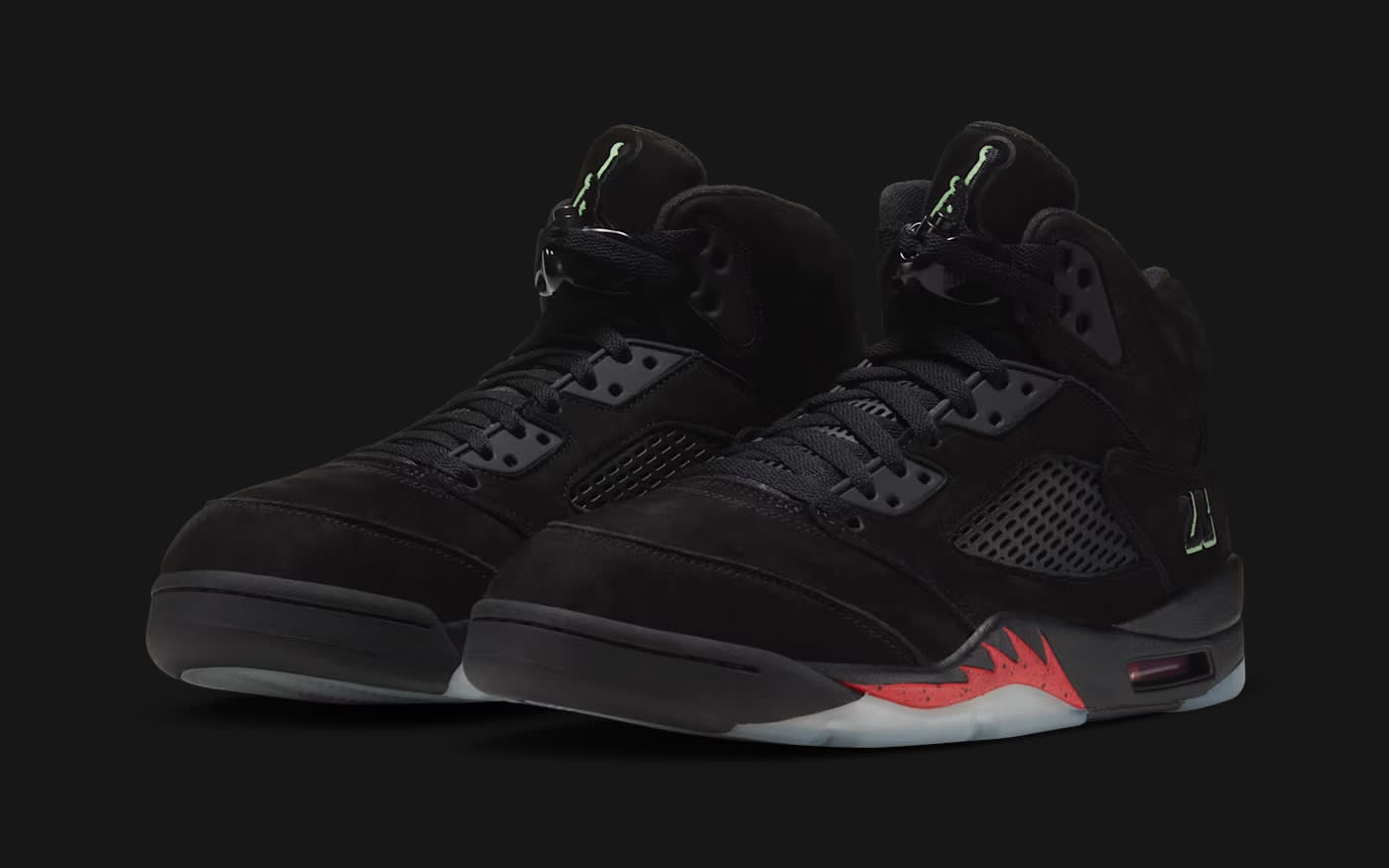 Glow in the dark details maken de aankomende Air Jordan 5 Retro Halloween extra creepy