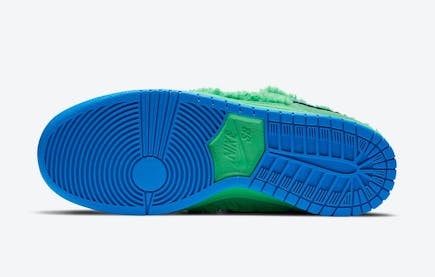 Nike geeft officiële foto's vrij van de twee Grateful Dead x Nike SB Dunk Low Colorways