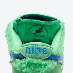 Nike geeft officiële foto's vrij van de twee Grateful Dead x Nike SB Dunk Low Colorways