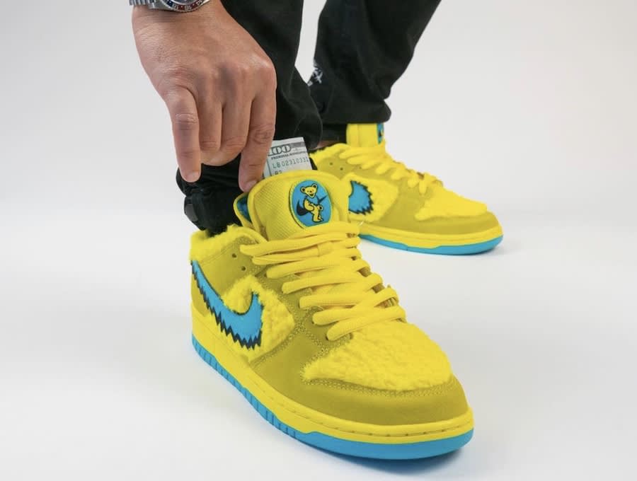 Betere foto's van de Grateful Dead x Nike SB Dunk Low Yellow Bear