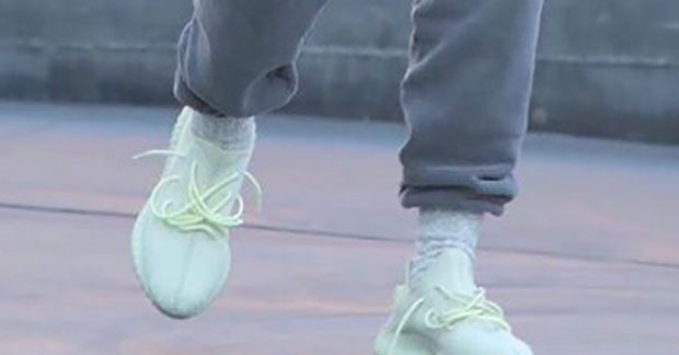 Kanye West Gespot In Nieuwe Licht Gele Adidas Yeezy Sneaker Squad