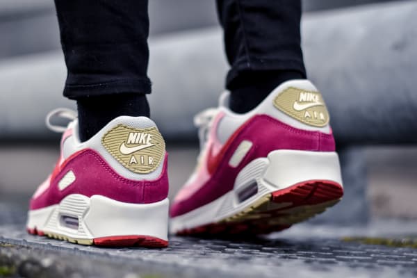 Love is in the air met deze Nike Air Max 90 Valentines Day sneaker